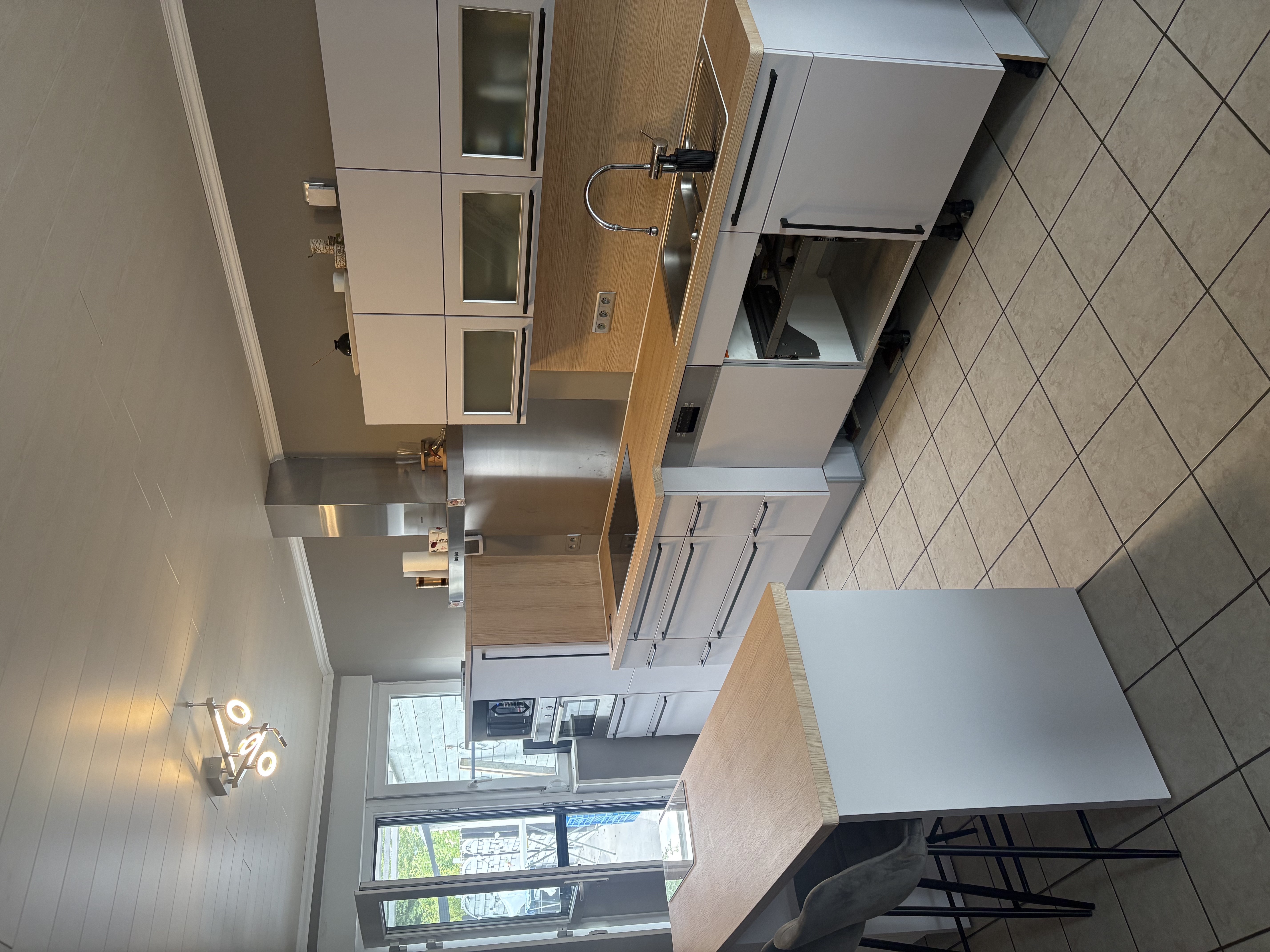 Cuisine après rénovation par covering — façades relookées avec film adhésif, sans remplacement, BDV Cover Belgique