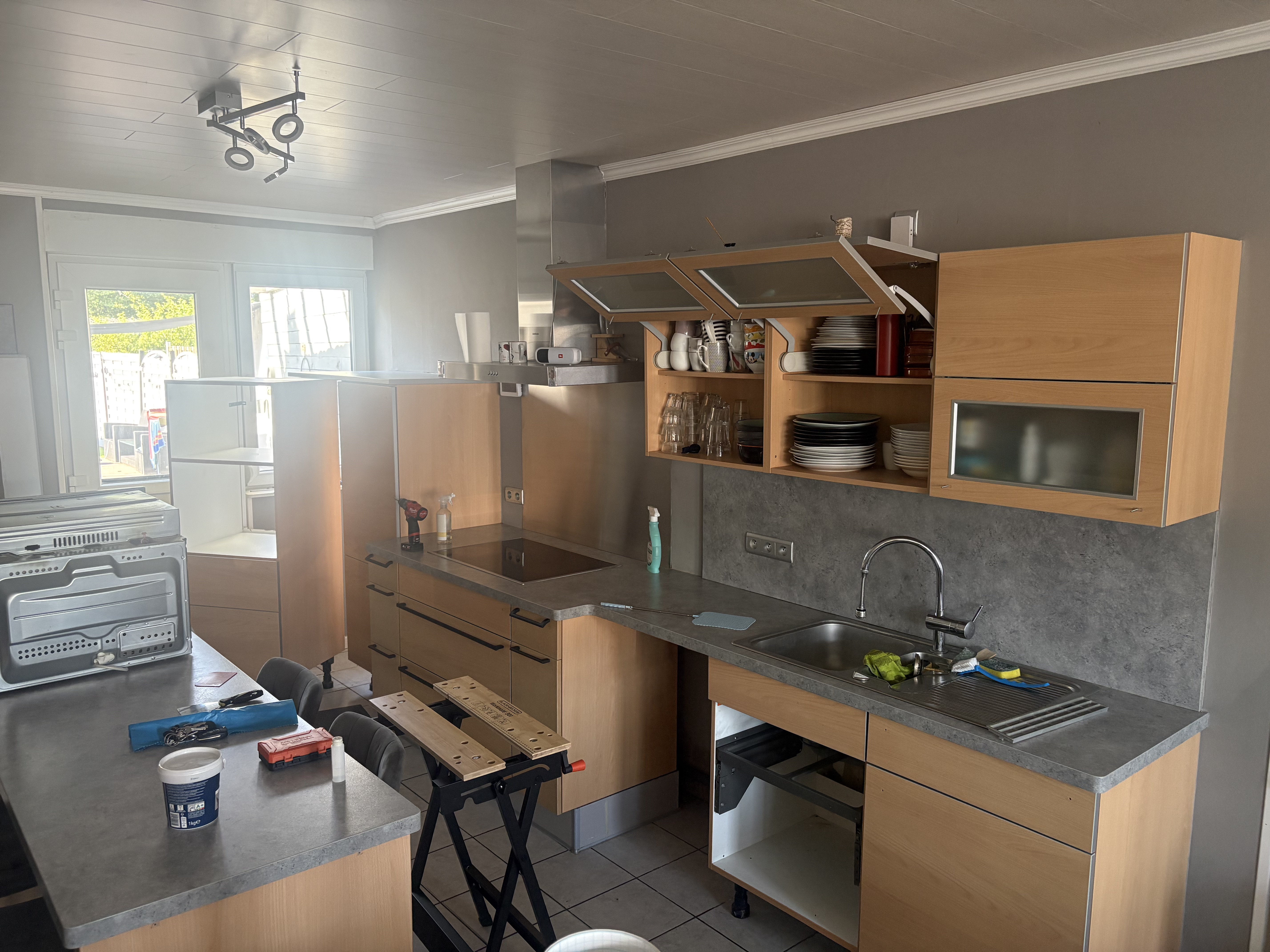 Cuisine en bois hêtre avant rénovation — façades et plan de travail à moderniser, BDV Cover Belgique