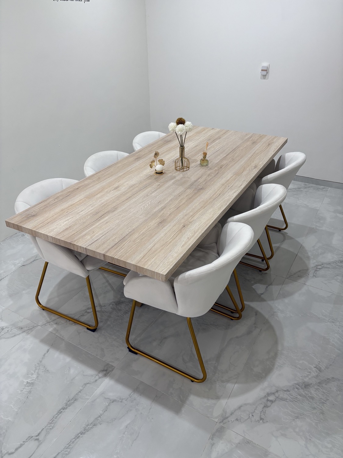 Table rénovée par covering effet bois — après